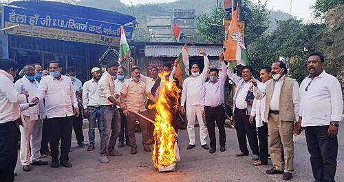 प्रियंका और राहुल के साथ यूपी पुलिस द्वारा की गई धक्का-मुक्की और गिरफ्तारी की निंदा, योगी सरकार का फूंका पुतला