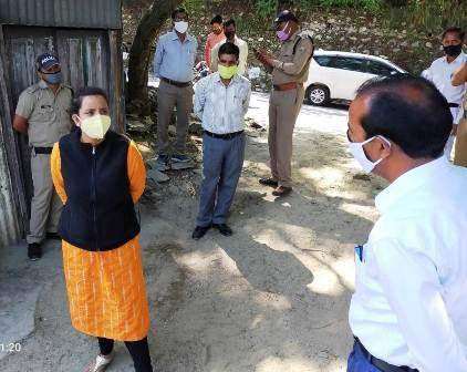डीएम ने किया खांडखाला कंटेन्मेंट जोन का निरीक्षण