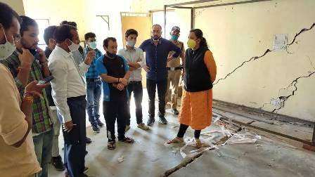 जिलाधिकारी इवा आशीष श्रीवास्तव ने चम्बा पहुंचकर ऋषिकेश मोटर मार्ग पर क्षतिग्रस्त आवासीय भवनों, होटलों व दुकानों का निरीक्षण किया