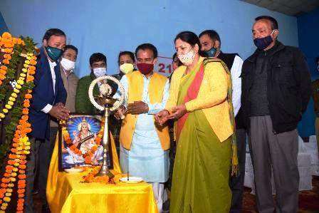 कार्यक्रम का शुभारम्भ मुख्य अतिथि श्री रावत द्वारा द्वीप प्रज्जवलित कर किया