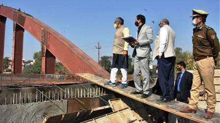 मुख्यमंत्री ने नारसन से रूड़की के मध्य राष्ट्रीय राजमार्ग एवं रूड़की बाईपास पर चल रहे निर्माण कार्यों का निरीक्षण किया