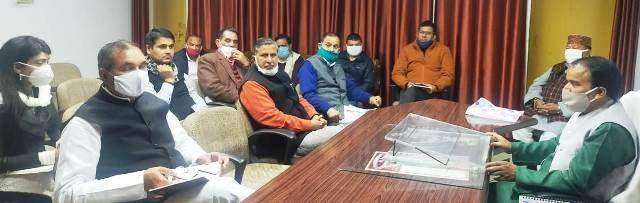 डाॅ. धन सिंह रावत ने विधानसभा स्थित कार्यालय कक्ष में सहकारिता विभाग की समीक्षा बैठक ली