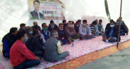 किसानों के समर्थन में ढालवाला नगर में धरना प्रदर्शन