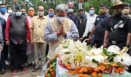 मुख्यमंत्री रावत ने शहीद जवान मनदीप नेगी के गांव सकनोली जाकर उन्हें श्रद्धांजलि देते हुए परिजनों को दी सांत्वना