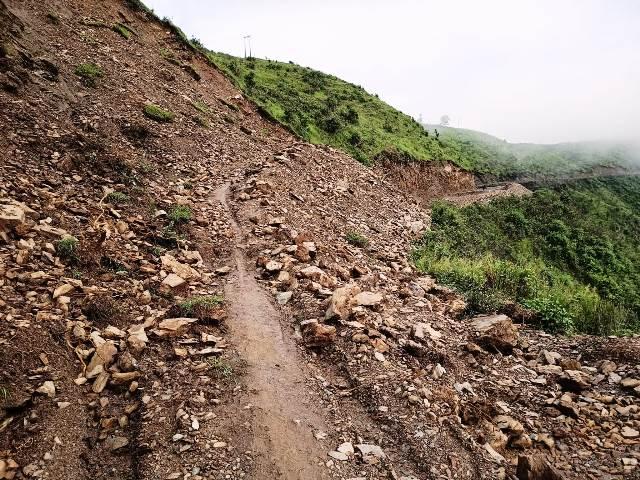 गजा तमियार सड़क मार्ग अवरुद्ध, ग्रामीण कई किलोमीटर पैदल चलने को विवश  
