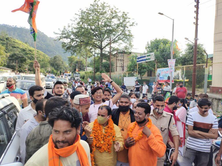 कैबिनेट मंत्री बनने के बाद पहली बार अपने विधानसभा क्षेत्र में पहुंचने पर कार्यकर्ताओं ने किया स्वास्थ्य मंत्री का जबरदस्त स्वागत