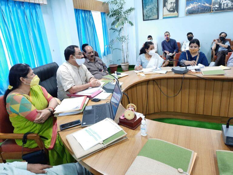 बैठक में प्रभारी मंत्री ने जिला अधिकारी को निर्देश दिए कि खनन न्यास मैं रॉयल्टी के तौर पर जमा धनराशि से केवल खनन प्रभावित क्षेत्रों के अति महत्वपूर्ण कार्यों से समबन्धित प्रस्तावों को ही शामिल किया जाए।