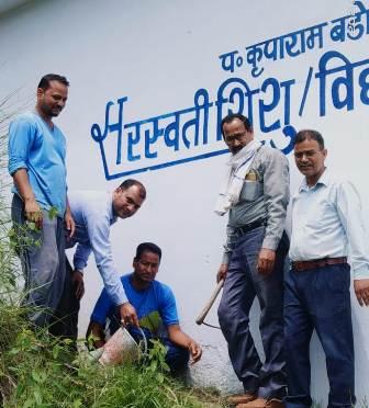 लोक पर्व हरेला के मौके पर सरस्वती शिशु विद्या मंदिर नकोट, मखलोगी में विद्यालय के नवनिर्मित भवन के चारों ओर वृक्षारोपण किया गया
