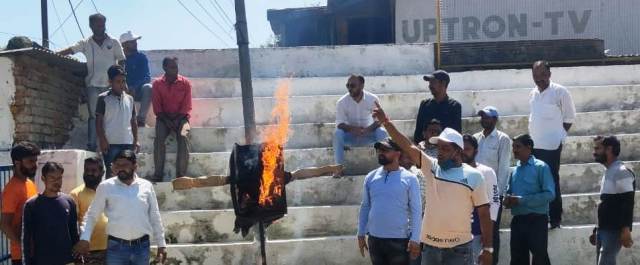 टिहरी में कांग्रेस जनों ने फूंका दुष्यंत कुमार का पुतला