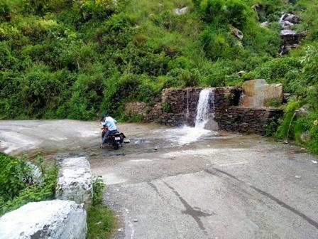 रानीचौरी नकोट मार्ग पर दिवाड़ा और पाली में खतरों की अनदेखी कर रहा है लोक निर्माण विभाग