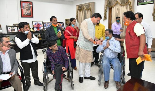दिव्यांगजनों ने मुख्यमंत्री श्री पुष्कर सिंह धामी से की भेंट