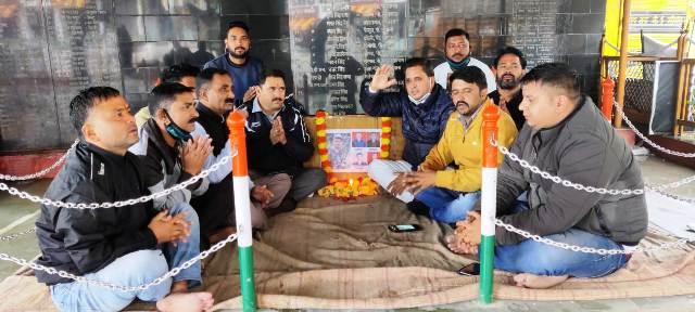 पुंछ सेक्टर में शहीद जवानों की पुण्यात्मा की शांति हेतु कांग्रेस ने दी शांति पाठ के साथ श्रद्धांजलि