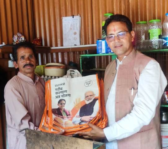 विधायक डॉ. नेगी ने जाखणीधार के गांवों का भ्रमण कर प्रधानमंत्री गरीब कल्याण योजना के बैग वितरित किए