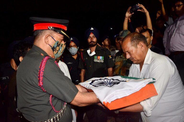 पूर्ण सैन्य सम्मान के साथ शहीद विक्रम सिंह नेगी अपने पैतृक घाट कोटेश्वर में हुए पंचतत्व विलीन