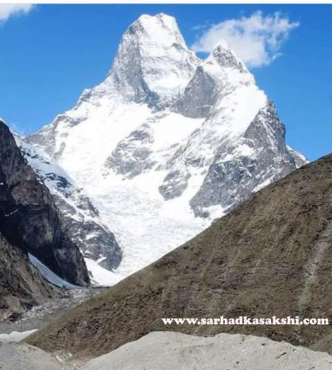 हिमालय पर कविता: हिम शिखरों से आच्छादित...! 
