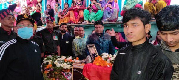 आतंकी मुठभेड़ में शहीद सूबेदार अजय रौतेला पञ्चतत्व में विलीन, सैन्य सम्मान के साथ ऋषिकेश पूर्णानंद घाट पर अंत्येष्टि
