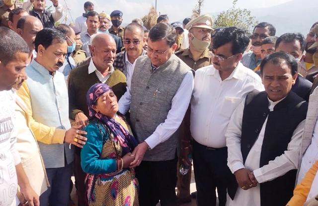 चम्पावत के तेलवाडा में जाकर सीएम ने आपदा में मृतकों के परिजनों से मिल उनके प्रति संवेदना व्यक्त की