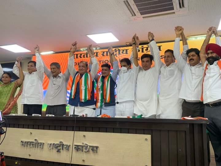 भाजपा को झटका: सरकार के मंत्री यशपाल आर्य अपने विधायक बेटे संजीव समेत कांग्रेस में शामिल