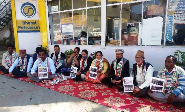 महंगाई के खिलाफ टिहरी जनपद में कांग्रेसजनों ने किया धरना प्रदर्शन
