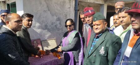 शहीद सम्मान यात्रा: सूबेदार चंद्रप्रकाश पैन्यूली के आंगन से जिला सैनिक कल्याण बोर्ड ने सैन्यधाम के लिए मिट्टी एकत्रित की