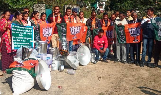 विधायक टिहरी ने सारज्यूला के गांवों में दिए सार्वजनिक उपयोग हेतु बर्तन