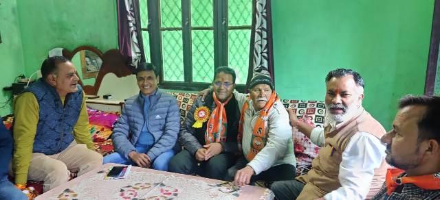 विधानसभा चुनाव 2022: हर घर भाजपा कार्यक्रम के तहत पार्टी के झण्डे किये वितरित
