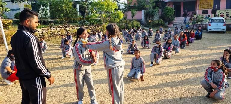 टिहरी पुलिस के नेतृत्व में अंतरराष्ट्रीय कराटे चैंपियन द्वारा बालिकाओं को दी जा रही आत्मरक्षा का प्रशिक्षण