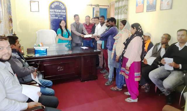 स्वच्छ भारत मिशन में बेहतर कार्य करने वाले व्यक्तियों को गजा नगर पंचायत ने किया पुरस्कृत