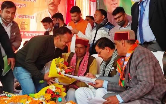 प्राथमिक शिक्षक संघ ने मुख्यमंत्री धामी से भेंटकर बतायी समस्यायें