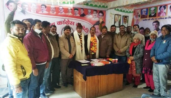 कांग्रेस स्थापना दिवस: कांग्रेस के वरिष्ठ नेता राज्य आंदोलनकारी भट्ट और बलवीर पोखरियाल को किया सम्मानित