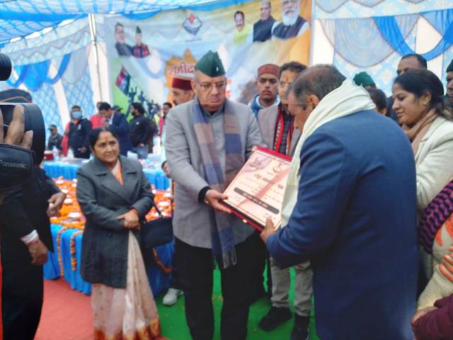 शहीद सम्मान यात्रा का चंबा में पुरानी टिहरी रोड़ स्थित पार्किंग के ऊपर हुआ सम्मान