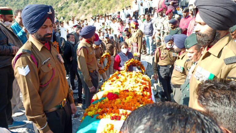 शहीद गौतम को कीर्तिनगर घाट पर सैन्य सम्मान से साथ अंतिम विदाई