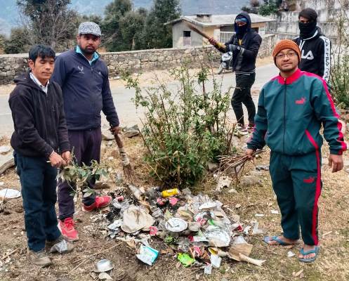 राठ क्षेत्र में भैरवनाथ मन्दिर परिसर में चलाया स्वच्छता अभियान
