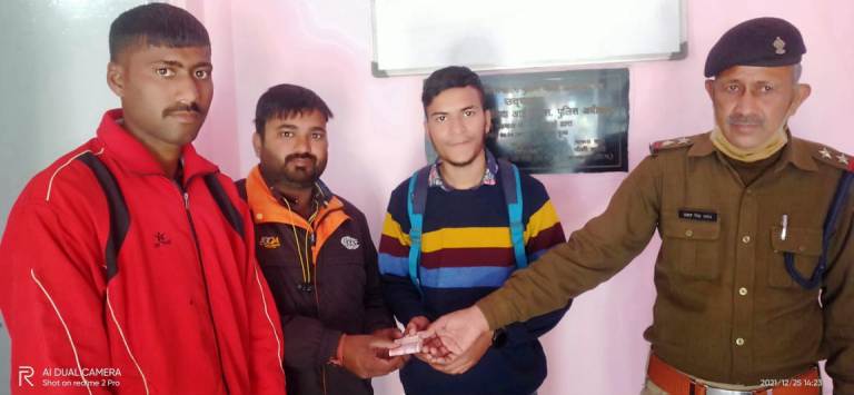 टिहरी पुलिस ने जिम्मेदार नागरिकों की मदद से लौटाए ₹22000/- सहित यात्री का खोया बैग  