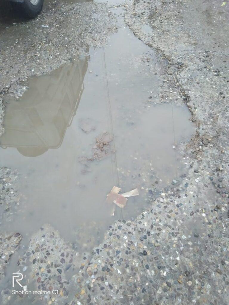 रानीचौरी की RCC सड़क और यहां बाजार के बीचों-बीच पानी की मुख्य पाइप लाइन