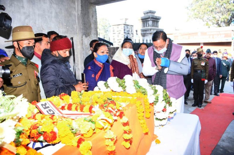 मुख्यमंत्री ने शहीद हवलदार प्रदीप थापा के पार्थिव शरीर पर पुष्पांजलि अर्पित कर उनकी अंतिम यात्रा में हुए शरीक 