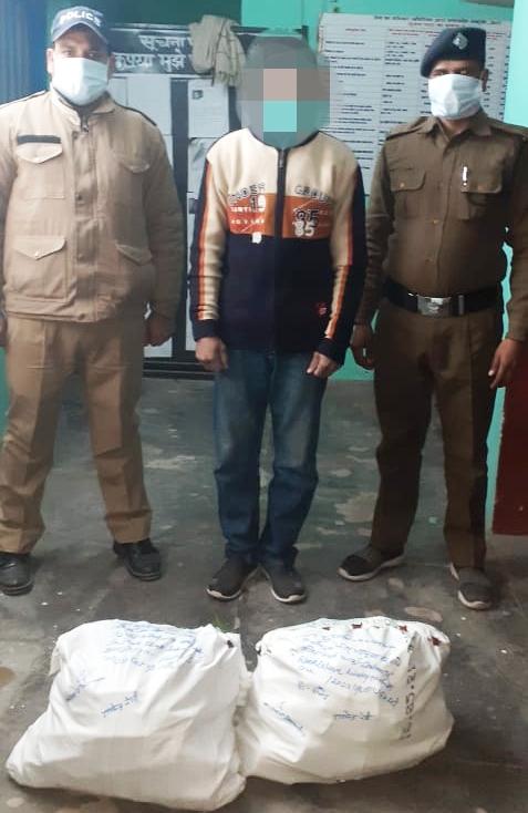 03 पेटी अवैध अंग्रेजी शराब सहित एक तस्कर गिरफ्तार