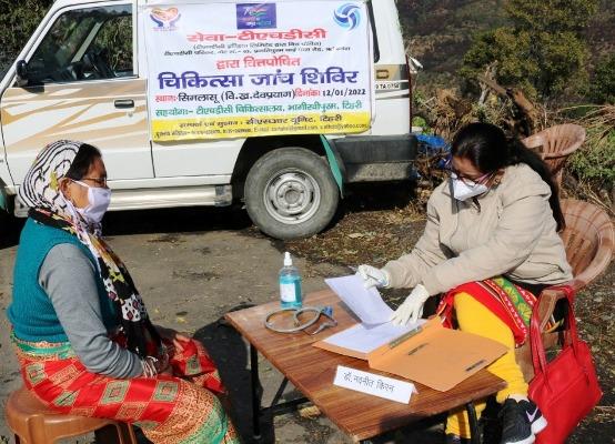 देवप्रयाग के कोटेश्वर बांध से प्रभावित गाँव सेमलासु में सेवा टीएचडीसी के सहयोग से नि:शुल्क चिकित्सा जांच शिविर आयोजित 