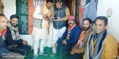 धनोल्टी में अमेन्द्र बिष्ट ने खींची राजनीतिक सुचिता की लकीर, दलगत राजनीति से उठकर भाजपा-कांग्रेस के कार्यकर्ताओं से मांगा समर्थन