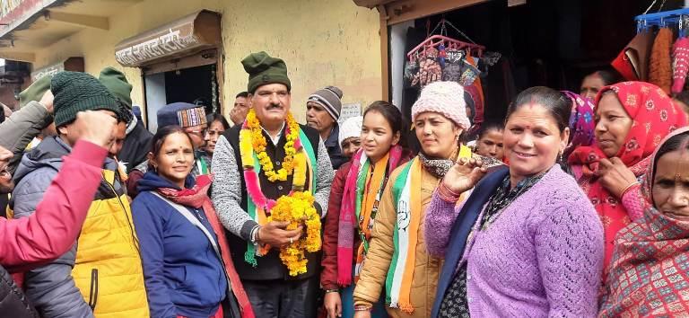 विधान सभा चुनाव 2022: प्रतापनगर- पट्टी जुआ के रामगढ़ में कांग्रेस प्रत्याशी विक्रम सिंह नेगी ने रोड शो के जरिए किया प्रचार 