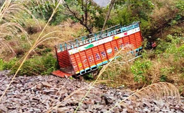 बचेलीखाल क्षेत्रान्तर्गत भरूपूर मोड़ ट्रक दुर्घटना में एक की मौत 07 घायल