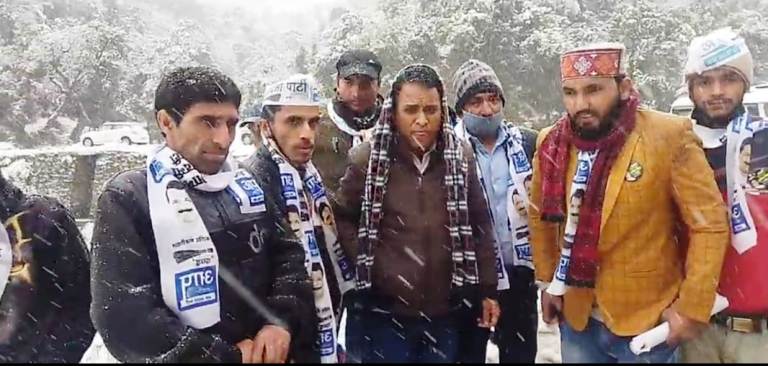 विधान सभा चुनाव 2022: बर्फबारी के बीच जनसम्पर्क में जुटे रहे धनोल्टी में आप प्रत्याशी अमेन्द्र बिष्ट