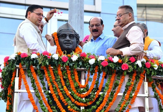 मुख्यमंत्री ने स्व. हेमवती नन्दन बहुगुणा की जयंती पर देहरादून में उनकी मूर्ति पर किया माल्यार्पण