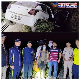 टिहरी पुलिस ने सड़क दुर्घटना के कारण गहरी खाई में लटकी कार में फंसे पर्यटकों को रेस्क्यू कर निकाला सुरक्षित 
