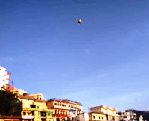 अंतर्द्वंद्व: पतंग की तरह डोलता हुआ मन; न शून्य में विलीन, न गिरता है जमीं पर