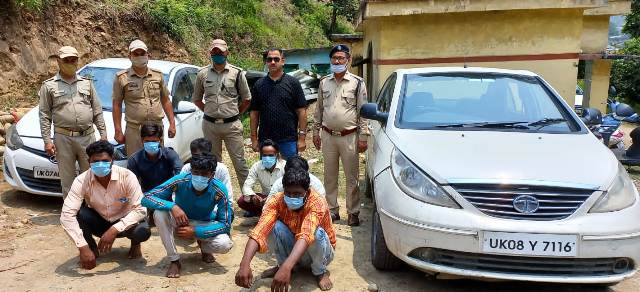 चारधाम यात्रा मार्गों पर टिहरी पुलिस की सतर्क, रात्रि के समय सरकारी सम्पति को चोरी कर रहा गैंग पकड़ा
