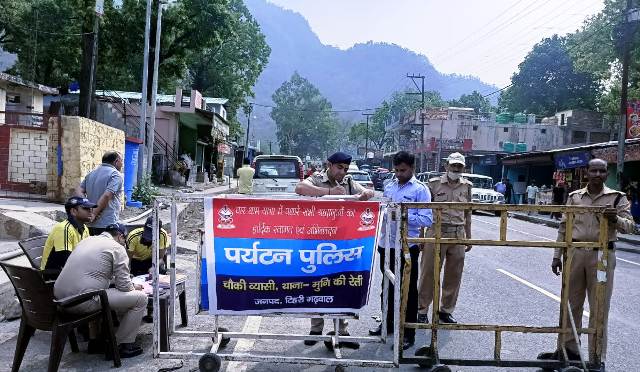 चारधाम यात्रा पर आने वाले श्रद्धालुओं की सुविधार्थ टिहरी पुलिस द्वारा चौकी ब्यासी एवं भद्रकाली में प्रारम्भ की गयी ऑफलाईन रजिस्ट्रेशन की सुविधा