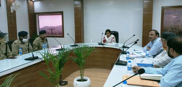 जिला बाल श्रम टास्क फोर्स की बैठक में जिलाधिकारी ने शिक्षा विभाग के पास अपूर्ण जानकारी पर जताई कड़ी नाराजगी, मुख्य शिक्षा अधिकारी का जबाब तलब