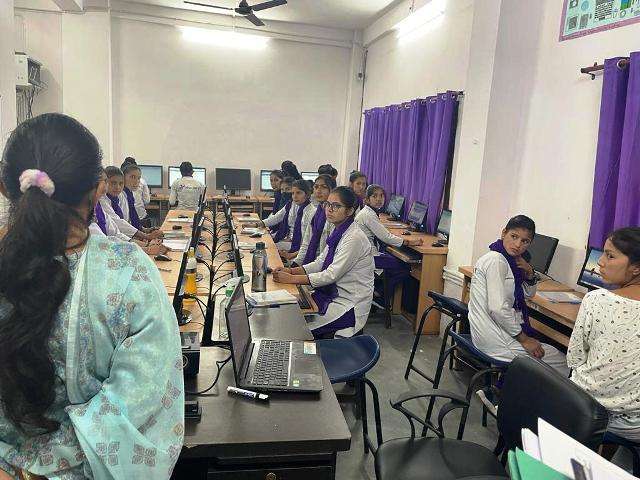 CDO टिहरी ने दीनदयाल उपाध्याय ग्रामीण कौशल योजना के अंतर्गत चंबा एवं बादशाहीथौल में संचालित 3 प्रशिक्षण केंद्रों का किया औचक निरीक्षण