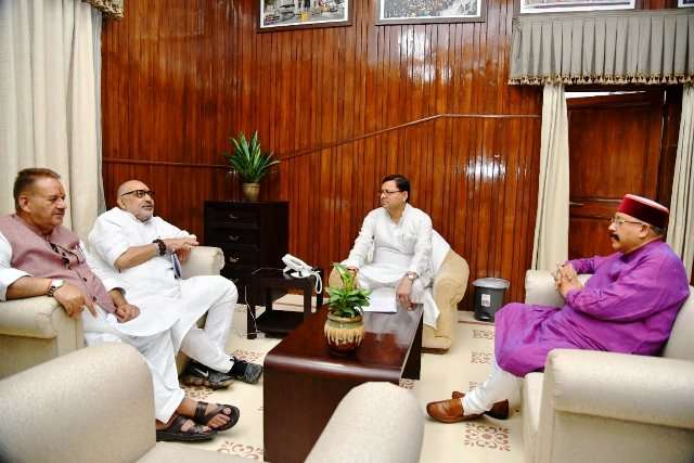 मुख्यमंत्री श्री धामी से केन्द्रीय ग्रामीण विकास एवं पंचायती राज मंत्री श्री गिरिराज सिंह ने भेंट कर प्रदेश में ग्रामीण विकास, पंचायती राज एवं आवास से सम्बन्धित केन्द्रीय योजनाओं के क्रियान्वयन पर की चर्चा